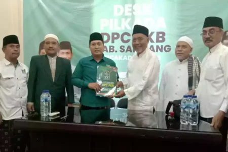 Noer Tjahja dengan didampingi kiai dan simpatisan saat mendaftar bakal calon ke Kantor PKB Jalan Imam Bonjol, Kelurahan Dalpenang, Kecamatan/Kabupaten Sampang.