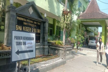 Ini Daftar SMA Favorit di Blitar, Catat Tanggal dan Jalur PPDB SMA Negeri 2 Kota Blitar, Rabu (19/06/2024). (foto:Winanto/beritajatim.com)
