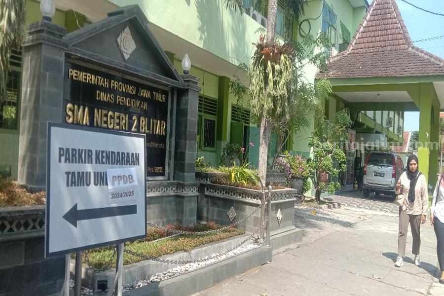 Ini Daftar SMA Favorit di Blitar, Catat Tanggal dan Jalur PPDB SMA Negeri 2 Kota Blitar, Rabu (19/06/2024). (foto:Winanto/beritajatim.com)