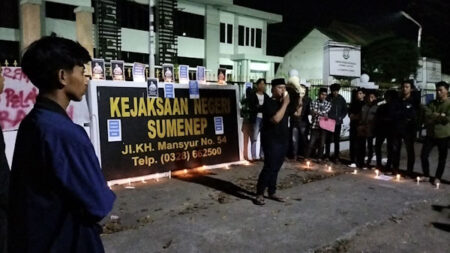 Front Pejuang Keadilan Malam-malam Nyalakan Belasan Lilin dan Pasang Foto Terdakwa di Depan Kantor Kejari Sumenep, Ada Apa?