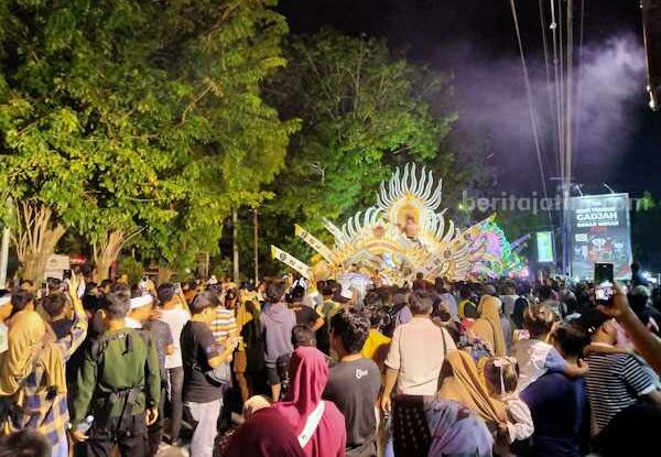 Ribuan Warga Sumenep antusias hadiri parade musik tong-tong (Foto: Temmy/Beritajatim)