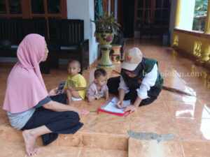 Hari Pertama, Pantarlih Sumenep juga Kena Target 1 Juta Warga Tercoklit se-Jatim Pantarlih saat melakukan coklit calon pemilih di rumah warga.