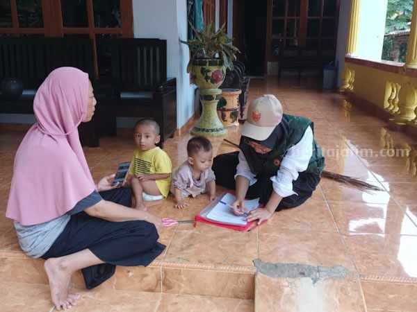 Pantarlih saat melakukan coklit calon pemilih di rumah warga.