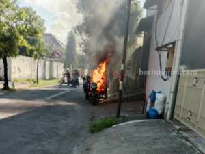 Kendaraan Roda Tiga ‘Viar’ Terbakar di Depan Pabrik Roti Anita Sumenep foto beritajatim