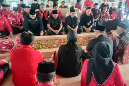 Pramono Anung Wakili Megawati Ziarah ke Makam Bung Karno foto beritajatim