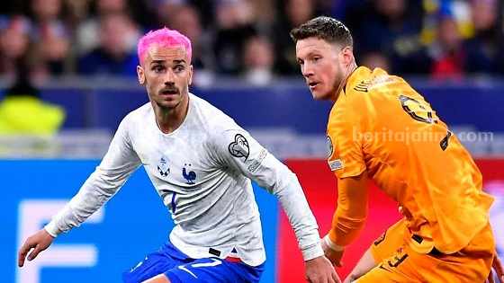 Antoine Griezmann pemain andalan Prancis berduel melawan Wout Weghorst penyerang Belanda dalam kualifikasi EURO 2024. Foto: UEFA
