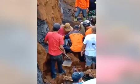 Operasi SAR Pencarian Korban Longsor di Lumajang Terkendala Cuaca Gunung Semeru Relawan SAR Semeru