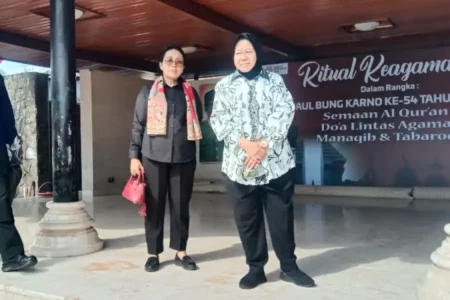 Nyekar Bareng Megawati, Sinyal Kuat Risma Maju Pilgub Jatim? foto beritajatim