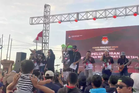Roy Jeconiah Featuring The Shadow saat tampil dalam peluncuran Pemilihan Bupati dan Wakil Bupati di Rest Area Tuban Abirama. [foto: Diah Ayu/beritajatim.com]