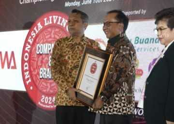 Penyerahan penghargaan Indonesia Best Living Legend Company in Managing Innovation 2024 kepada PT Bank Pembangunan Daerah Jawa Timur Tbk (bankjatim).