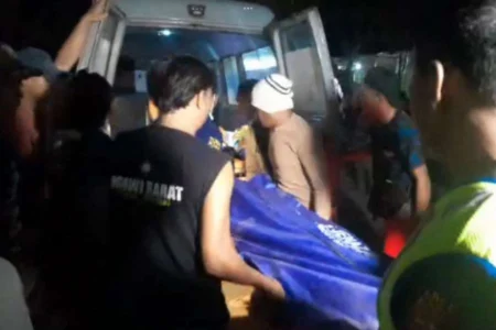 Petugas saat mengevakuasi korban kecelakaan di Jalan Raya masuk Desa Gendingan, Widodaren, Ngawi, Selasa (18/06/2023) malam.