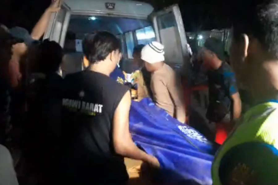 Petugas saat mengevakuasi korban kecelakaan di Jalan Raya masuk Desa Gendingan, Widodaren, Ngawi, Selasa (18/06/2023) malam.