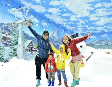 Trans Snow World Surabaya, tempat rekreasi keluarga bertema salju. (Instagram/degar93)
