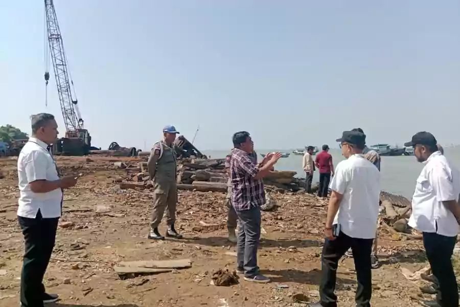 Sidak anggota DPRD Bangkalan ke pemotongan kapal ilegal