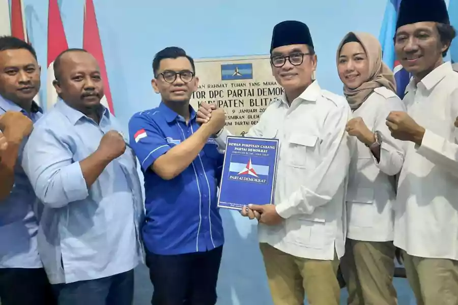 Tjutjuk Sunario mengembalikan formulir pendaftaran Calon Bupati Blitar di Demokrat, Jumat (14/06/2024). (Foto: Winanto/beritajatim.com)