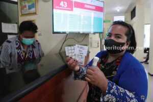 Rp527 Miliar untuk UHC Warga Surabaya, Cukup Pakai KTP! Ilustrasi penerima UHC Surabaya