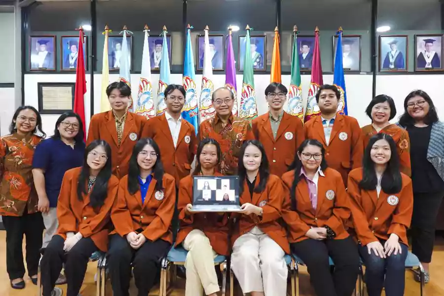 15 mahasiswa UKWMS terpilih mengikuti Send-Off Ceremony untuk program outbound 2024, mendapatkan dukungan penuh dari universitas untuk pengalaman akademik internasional.