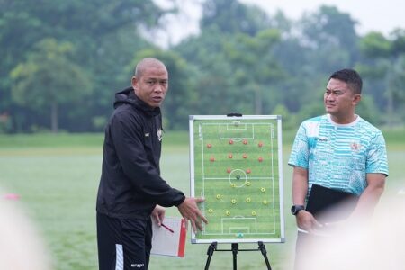 Jelang Piala AFF, Persiapan Timnas U-16 Sudah 75 Persen Nova Arianto ketika memberikan arahan kepada para pemain Timnas U-16 Indonesia. Foto: PSSI