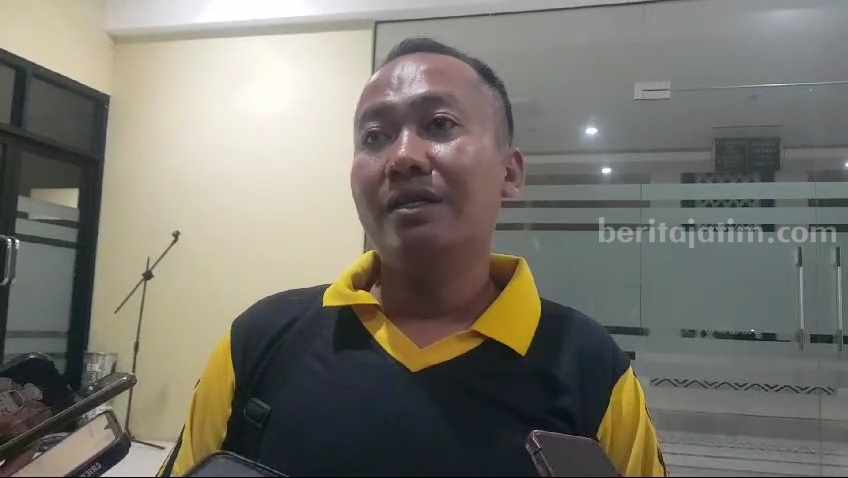 Suami SR usai melaporkan istrinya ke Polres