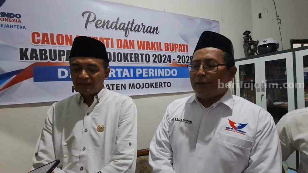 Ketua Desk Pilkada DPW Partai Perindo Jawa Timur, Mohammad Badaruddin didampingi Ketua DPD Partai Perindo Jawa Timur, Mochamad Arifin di Kantor DPD Partai Perindo Kabupaten Mojokerto, Selasa (4/6/2024). [Foto : Misti/beritajatim.com]