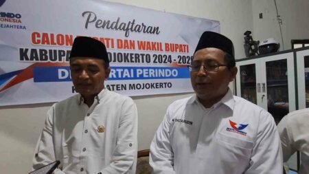Ketua Desk Pilkada DPW Partai Perindo Jawa Timur, Mohammad Badaruddin didampingi Ketua DPD Partai Perindo Jawa Timur, Mochamad Arifin di Kantor DPD Partai Perindo Kabupaten Mojokerto, Selasa (4/6/2024). [Foto : Misti/beritajatim.com]