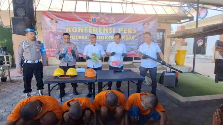 Nyaru Sebagai Petugas PLN, Komplotan Pencuri Tiang Besi Kabel Fiber Optic di Mojokerto Diringkus