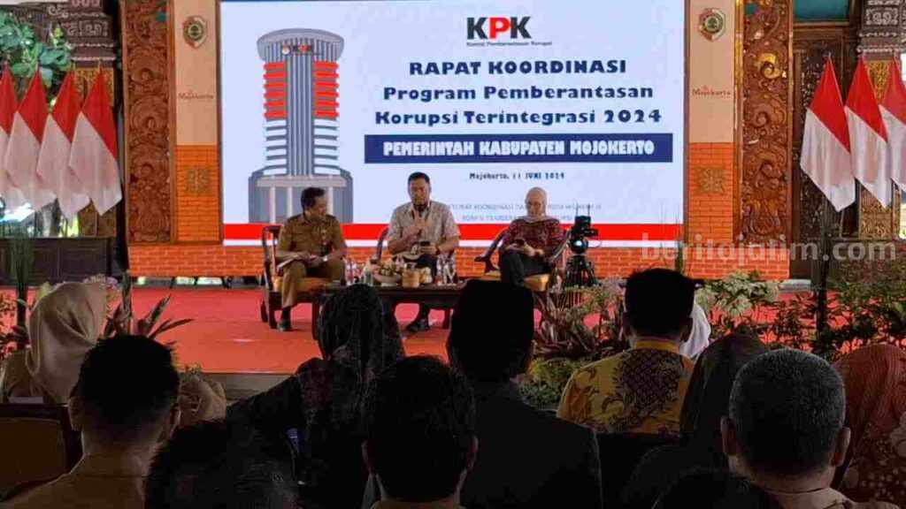 Sosialisasi Deklarasi Komitmen Antikorupsi dan Penandatanganan Pakta Integritas di Pendopo GMT, Pemkab Mojokerto, Selasa (11/6/2024). [Foto : Misti/beritajatim.com]