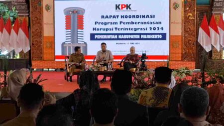 Sosialisasi Deklarasi Komitmen Antikorupsi dan Penandatanganan Pakta Integritas di Pendopo GMT, Pemkab Mojokerto, Selasa (11/6/2024). [Foto : Misti/beritajatim.com]