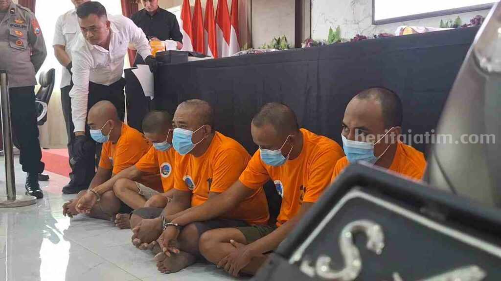 Ps Kasat Reskoba Polres Mojokerto Kota, Iptu Moch Suparlan saat merilis pengungkapan kasus narkoba seminggu terakhir di Aula Hayam Wuruk Polres Mojokerto Kota, Kamis (13/6/2024). [Foto : Misti/beritajatim.com]
