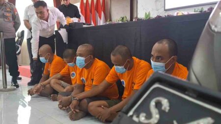Ps Kasat Reskoba Polres Mojokerto Kota, Iptu Moch Suparlan saat merilis pengungkapan kasus narkoba seminggu terakhir di Aula Hayam Wuruk Polres Mojokerto Kota, Kamis (13/6/2024). [Foto : Misti/beritajatim.com]