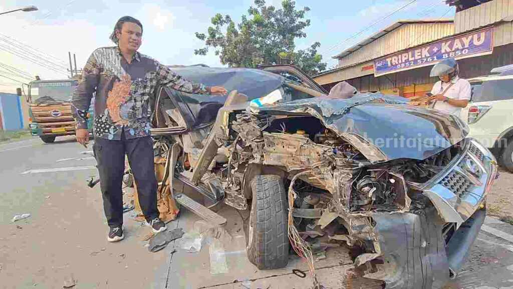 Kondisi mobil Nissan Frontier nopol L 9112 GJ warna hitam yang mengalami kecelakaan di Jalan By Pass Kelurahan Meri, Kecamatan Kranggan, Kota Mojokerto, Minggu (16/6/2024). [Foto : Misti/beritajatim.com]