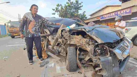 Kondisi mobil Nissan Frontier nopol L 9112 GJ warna hitam yang mengalami kecelakaan di Jalan By Pass Kelurahan Meri, Kecamatan Kranggan, Kota Mojokerto, Minggu (16/6/2024). [Foto : Misti/beritajatim.com]