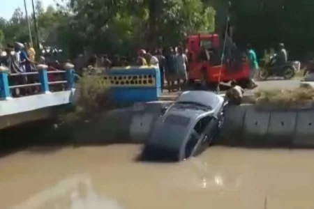 Kronologi Mobil Mercy Tercebur Kanal Maospati Magetan