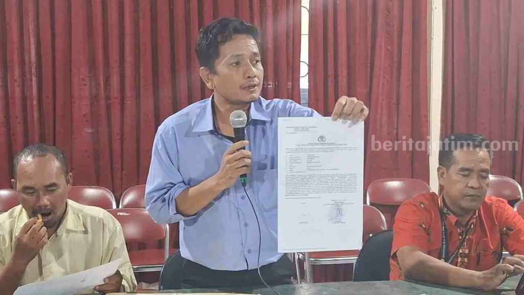 Ketua Tim Kuasa Hukum UBS PPNI Mojokerto, Irvan Junaedi saat komferensi pers keluarga besar Civitas Akademika UBS PPNI Mojokerto, Selasa (18/6/2024). [Foto : Misti/beritajatim.com]