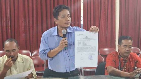 Ketua Tim Kuasa Hukum UBS PPNI Mojokerto, Irvan Junaedi saat komferensi pers keluarga besar Civitas Akademika UBS PPNI Mojokerto, Selasa (18/6/2024). [Foto : Misti/beritajatim.com]