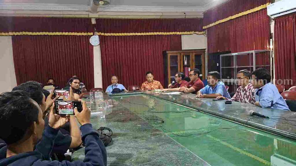 Konferensi pers keluarga besar Civitas Akademika UBS PPNI Mojokerto, Selasa (18/6/2024). [Foto : Misti/beritajatim.com]