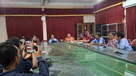 Konferensi pers keluarga besar Civitas Akademika UBS PPNI Mojokerto, Selasa (18/6/2024). [Foto : Misti/beritajatim.com]