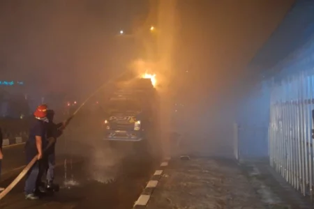Truk Ekspedisi Disopir Warga Tulungagung Terbakar di Ring Road Ngawi