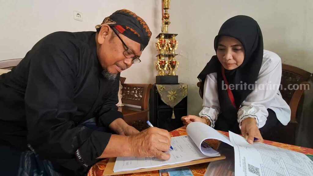 Petugas Pantarlih KPU Kota Mojokerto melakukan coklit kepada tokoh agama di Kota Mojokerto. [Foto : Misti/beritajatim.com]