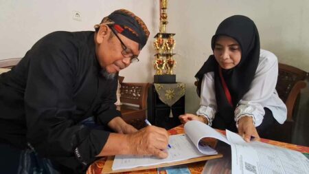 Petugas Pantarlih KPU Kota Mojokerto melakukan coklit kepada tokoh agama di Kota Mojokerto. [Foto : Misti/beritajatim.com]