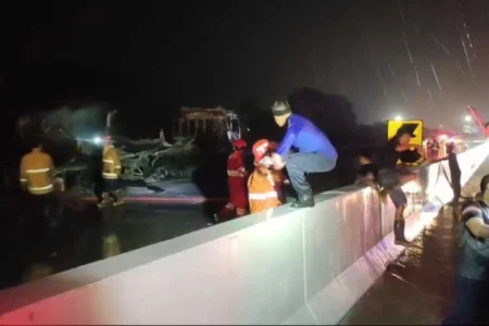 Proses evakuasi kebakaran truk tangki Pertamina di Tol Ngawi-Kertosono KM 579.
