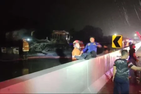 Proses evakuasi kebakaran truk tangki Pertamina di Tol Ngawi-Kertosono KM 579. [Beritajatim.com/Fatihah]