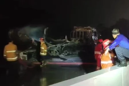 Kondisi pasca tragedi truk tangki terbakar di Tol Ngawi.