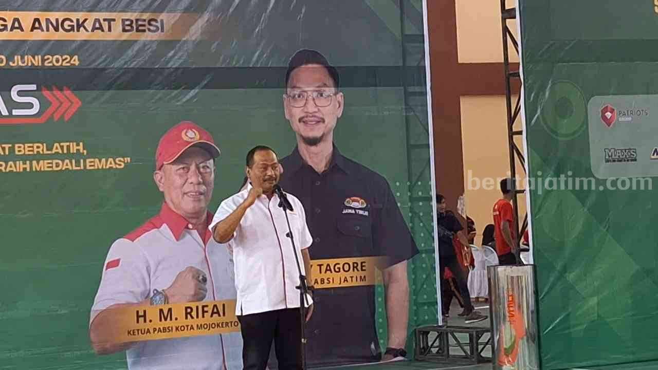 Ketua KONI Jatim, M Nabil saat membuka Kejurprov Angkat Besi Jawa Timur 2024 di GOR Seni Mojopahit, Kota Mojokerto. [Foto: Misti/beritajatim.com]