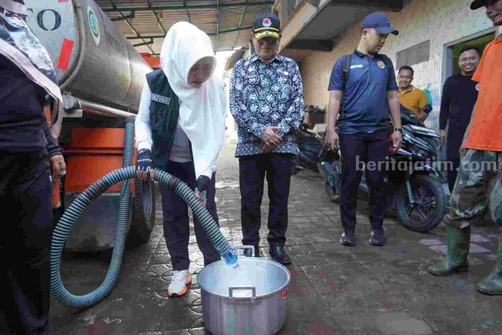 Bupati Mojokerto, Ikfina Fahmawati didampingi Kalak BPBD Kabupaten Mojokerto, Yoi Afrida Soesetyo Djati menyerahkan bansos kepada warga terdampak banjir di Dusun Pendowo, Desa Ngrowo, Kecamatan Bangsal, Kabupaten Mojokerto, Jumat (14/6/2024). [Foto : Ist]
