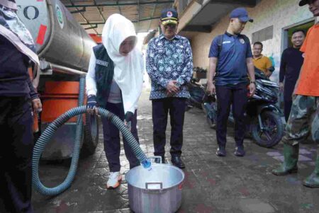 Bupati Mojokerto, Ikfina Fahmawati didampingi Kalak BPBD Kabupaten Mojokerto, Yoi Afrida Soesetyo Djati menyerahkan bansos kepada warga terdampak banjir di Dusun Pendowo, Desa Ngrowo, Kecamatan Bangsal, Kabupaten Mojokerto, Jumat (14/6/2024). [Foto : Ist]