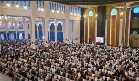 Video Khusyuk Sholat Idul Adha di Masjid Al Akbar Surabaya