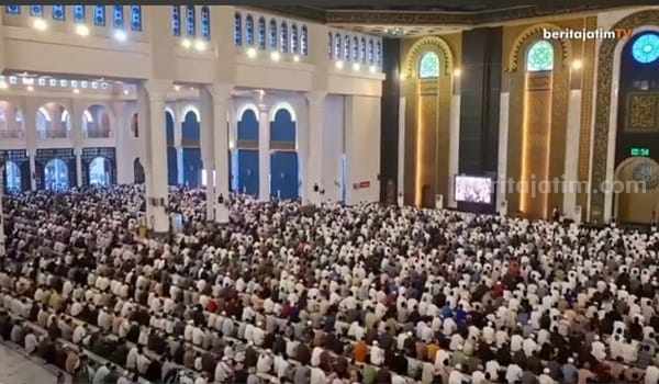 Video Khusyuk Sholat Idul Adha di Masjid Al Akbar Surabaya