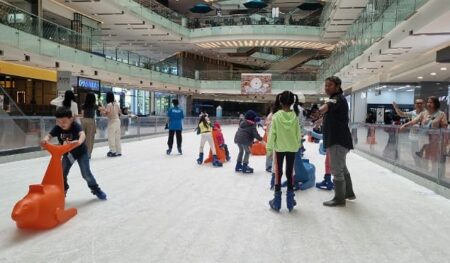 Serunya Wahana Salju dan Ice Skeating di Mall Surabaya