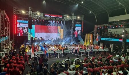 Pembukaan Asean University Games, Gelandang Persib Bawa Obor